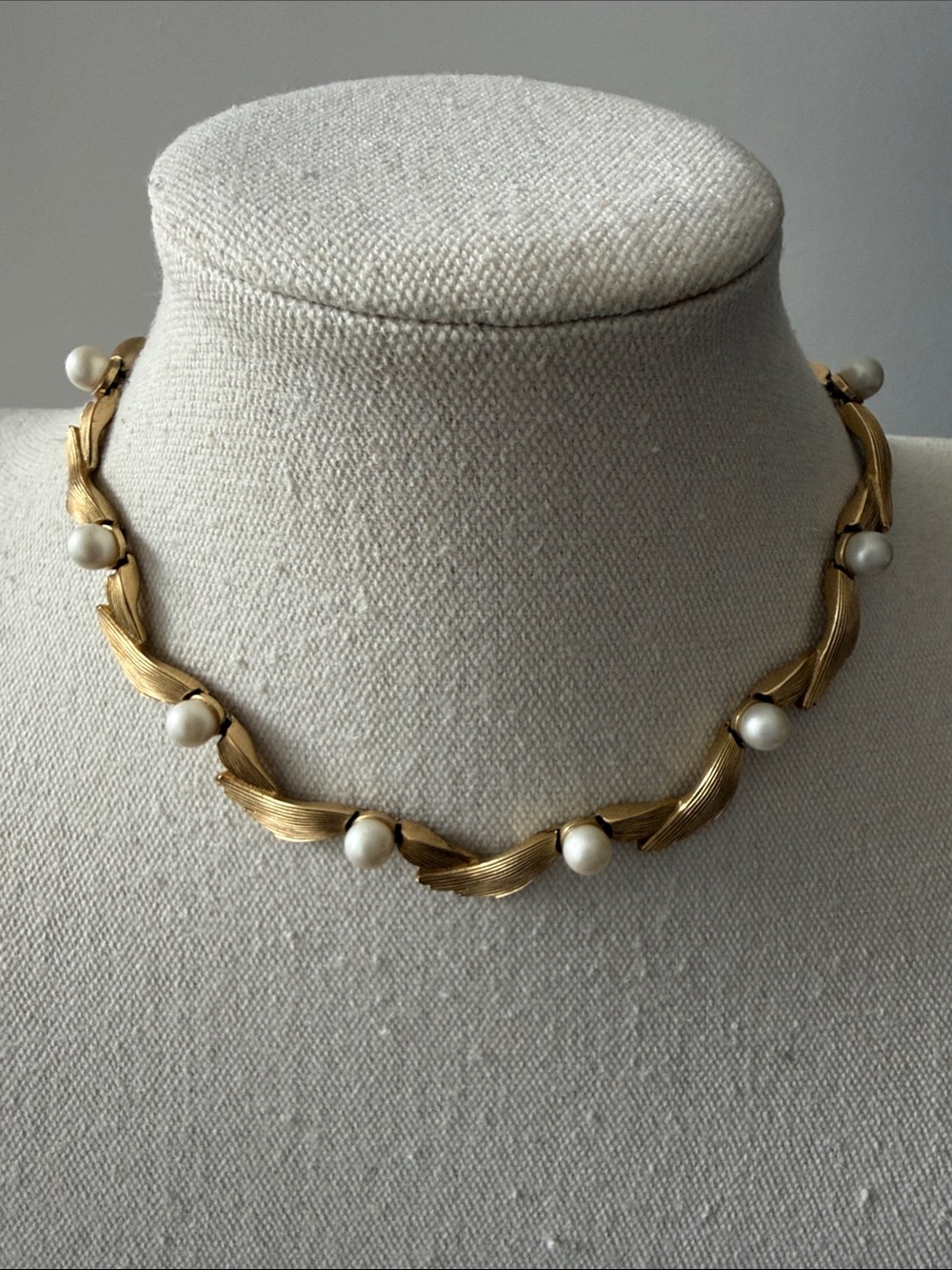Vintage Signed Trifari Gold Tone Collar Necklace w/Twisted Links & Faux Pearls.
